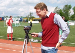 Erikos Straigytės nuotraukoje: Druskininkuose vykusiame tarptautiniame žurnalistų futbolo turnyre LŽS pirmininkas Dainius Radzevičius kolegų žaidimą fiksavo filmavimo kamera Erikos Straigytės nuotraukoje: Druskininkuose vykusiame tarptautiniame žurnalistų futbolo turnyre LŽS pirmininkas Dainius Radzevičius kolegų žaidimą fiksavo filmavimo kamera